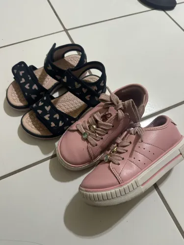2 Calçado de menina TAM 27 por 60,00