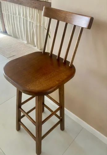 Banqueta em madeira maciça 