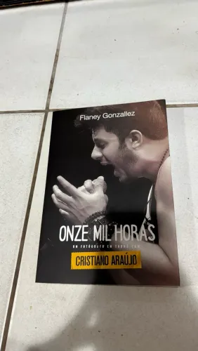 Livro Cristiano Araújo | Onze mil horas