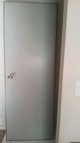 Vende-se uma Porta Nova