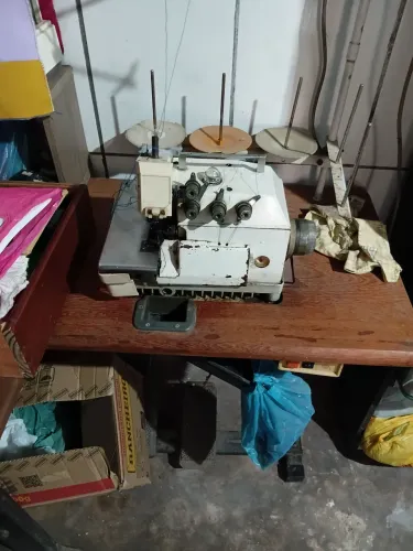 Vendo uma maquina overloque interloque industrial, mesa de madeira.
