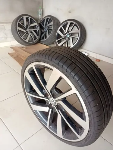 Rodas 18" com Pneus