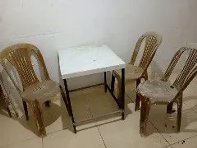 Mesa com três cadeiras 