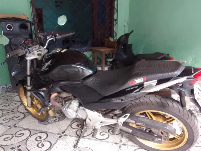 Vendo moto honda CB300 em perfeito estado de conservação com apenas 66000 km rodados