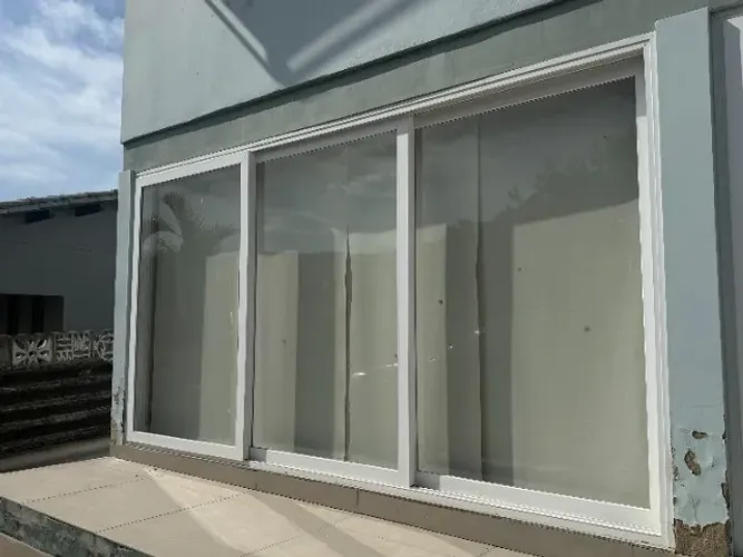 porta de correr em PVC e vidro termoacustico