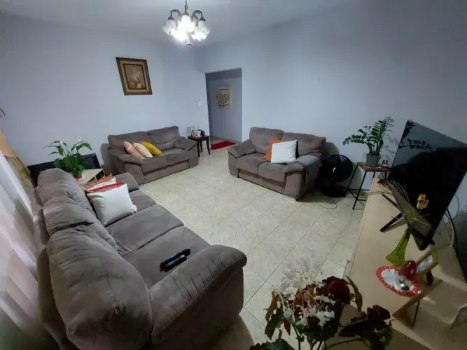 Casa Assobradada à venda na Vila Barão, em Sorocaba-SP.