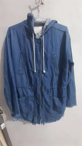 Blusão jeans feminino com capuz