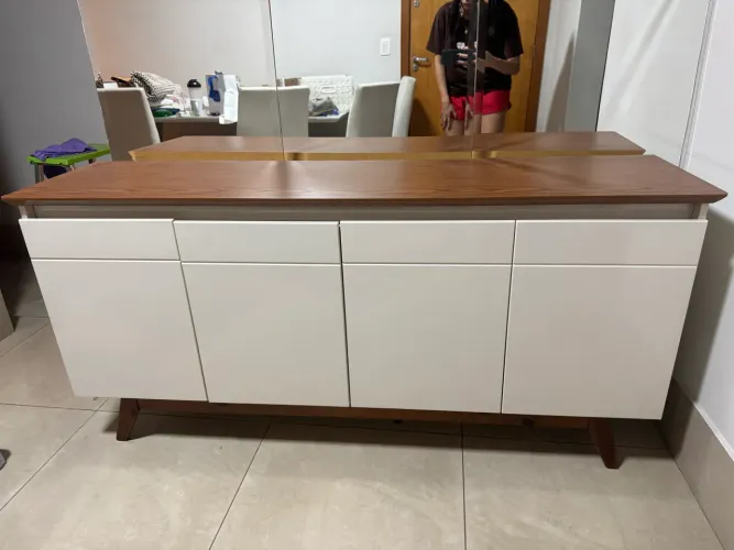 Aparador buffet moderno branco com tampo amadeirado - ótimo estado