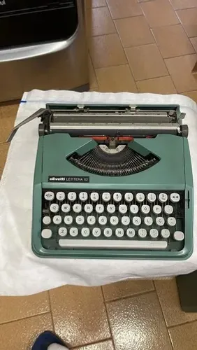 Máquina De Escrever Olivetti Lettera 82 Verde Vintage