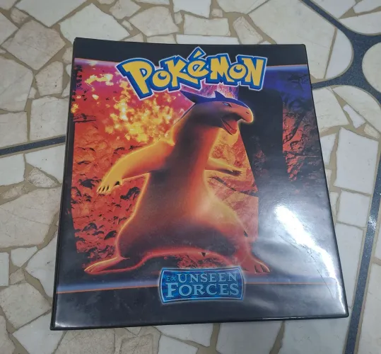 Pasta com cartas pokemons antigas