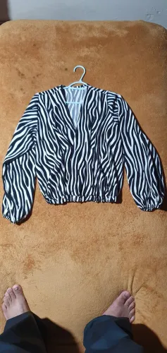 Blusa feminina preta estampada