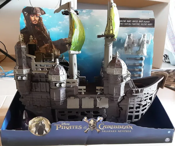 Navio Piratas do Caribe - A Vingança de Salazar + 08 bonecos