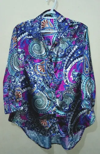 Blusa feminina colorida em cetim. Marca Cotawa. Tamanho 46. Usada