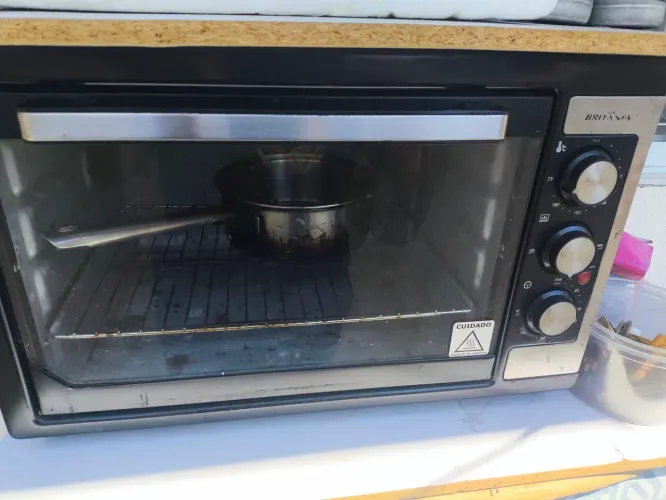 Vendo barato forno Britânia 50 litros acho queimou a resistência e não tem interesso pra d