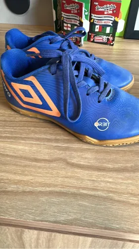 chuteira umbro azul