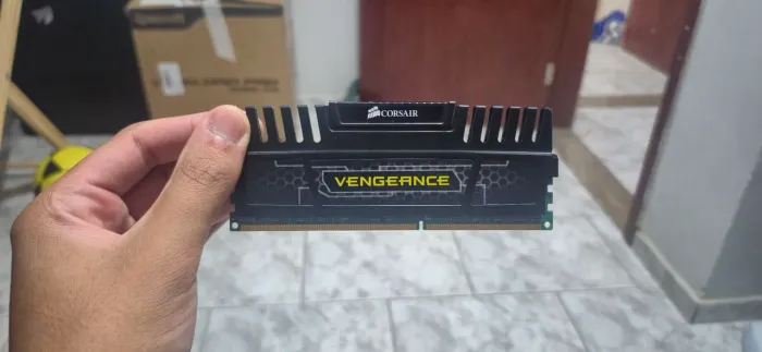 2 memórias ram 8Gb DDR3 1600mhz