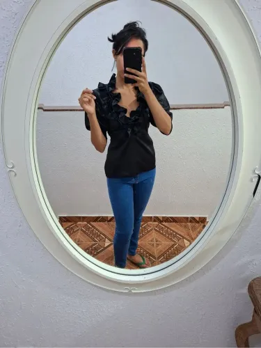Blusa Social Feminina Preta com Babados e Mangas Bufantes - Tam P