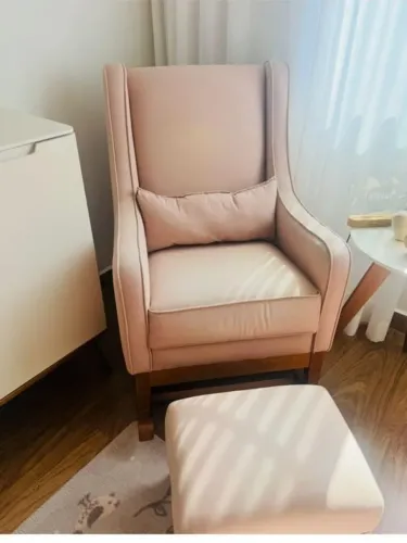 Poltrona Amamentação com Balanço JOHN BABY com Puff Provençal Cor Rosé Linho
