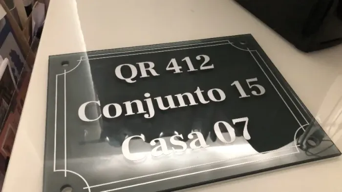 PLACA DE ENDEREÇO EM VIDRO