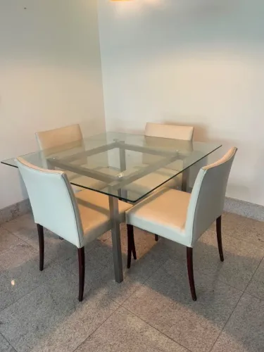 Mesa de jantar de vidro com 4 cadeiras