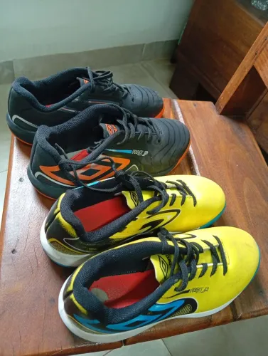 Dupla de chuteiras futsal