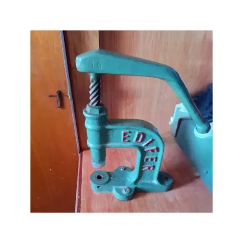 Máquina de Pressão para pregar e forrar botões, ilhoses e rebites. 