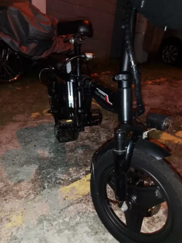 VENDO UMA BIKE ELÉTRICA SEMINOVA COM CESTINHA BATERIA PRÓPRIA DELA CARREGADOR PRÓPRIO DELA