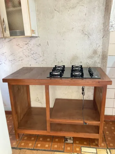 Balcão de madeira com cooktop 4 bocas embutido elétrico