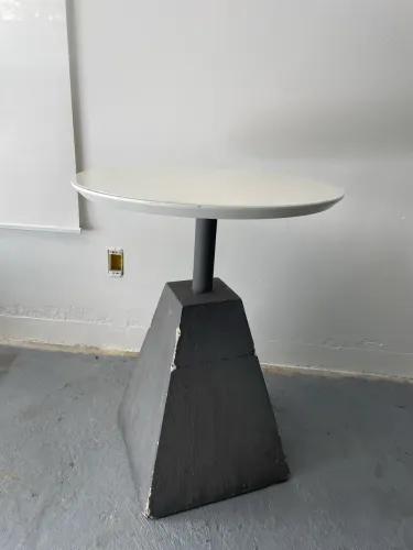 Mesa Tampo de Vidro Branco e pé concreto