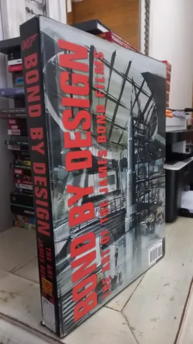 Ingles Bond by Design: The Art of the James Bond Films é um livro oficial escrito por Meg