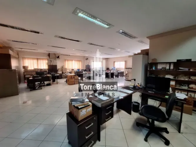 Locação - Sala Comercial, 3 salas, 2 banheiros, Estacionamento privado, Localização estrat