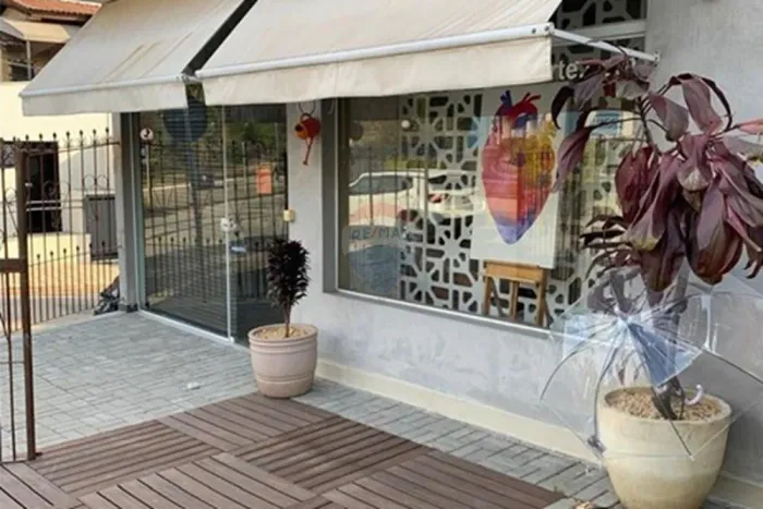 Ponto comercial pronto para café, forneria ou operação de refeições rápidas