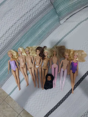 Lote de barbies 8 bonecas e 1 cabeça