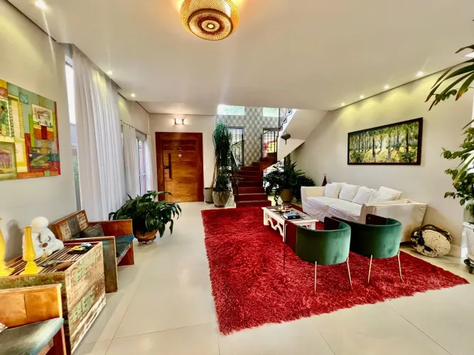 Casa moderna em condomínio no Engordadouro: 3 suítes, piscina e 4 vagas de garagem