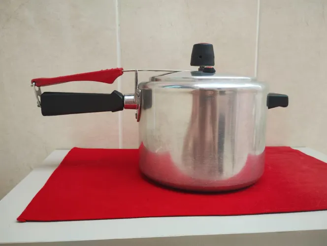 Panela de pressão clock em perfeito funcionamento.