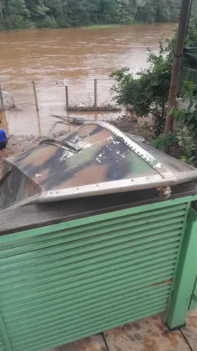 Barco, motor e carretinha