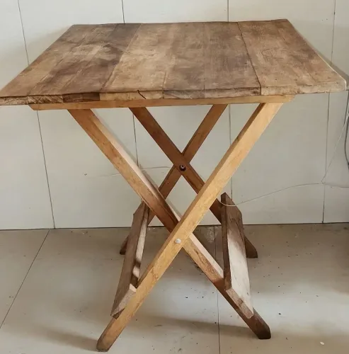 Mesa quadrada de madeira maciça dobrável / 4 cadeiras dobraveis