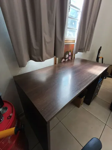Vendo conjunto composto por mesa de escritório e cadeira giratória.
