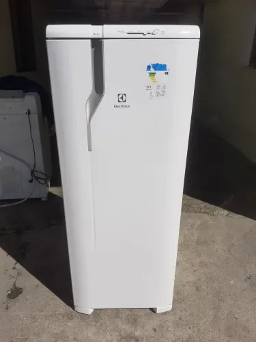 Geladeira Electrolux RE 31 Degelo Prático 240 L