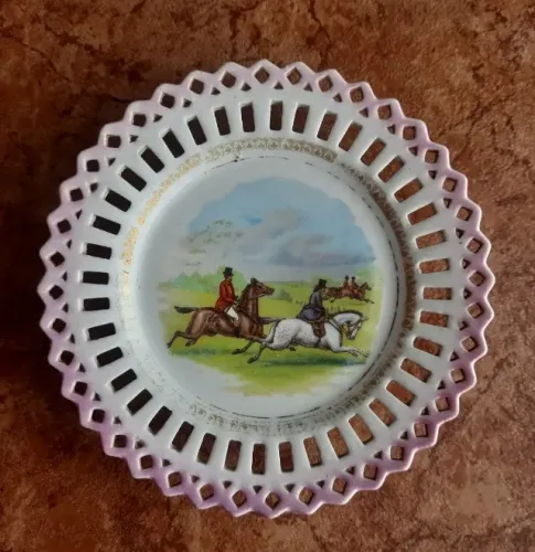 Prato decorativo de parede em porcelana com pintura manual 17,5cm louça antiga