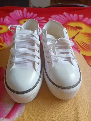 Vendo tênis ALL Star branco ,solado alto, ótimo para o dia a dia.