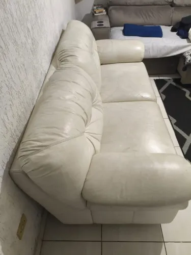 Vende-se sofá branco de couro $ 300,00 reais, (podemos negociar)