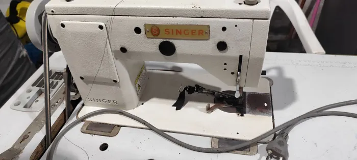 Máquina de Costura Industrial Singer