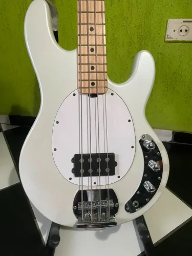 BAIXO STERLING BY MUSIC MAN RAY4 ATIVO - IMPECÁVEL