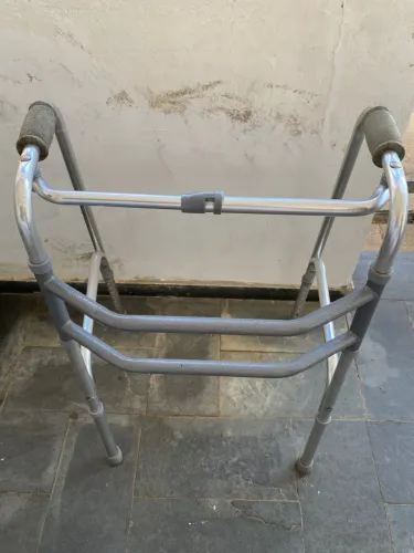 Andador para idoso e fisioterapia