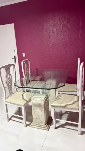 Mesa de vidro com pés em mármore mais 4 cadeiras em madeira