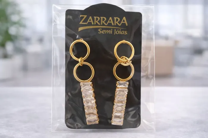 Brinco Feminino Longo Zarrara | Semi Joia Dourada com Pedras | Luxo