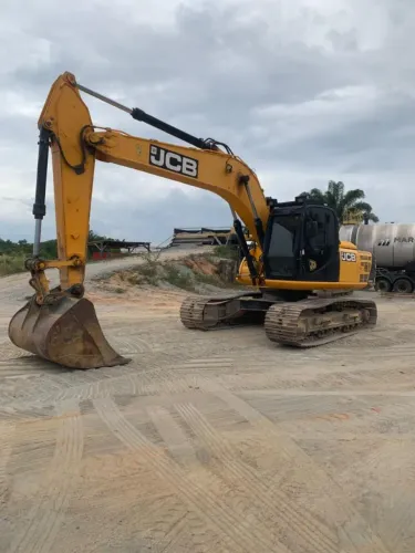 Eacavadeira JCB 220
