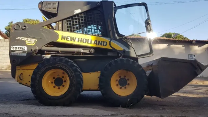 Mini carregadeira new holland 175/175