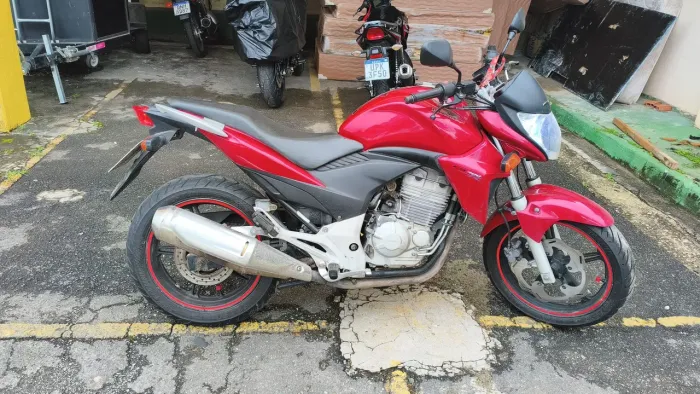 Cb 300  2013. 11.000 Fipe 14000 nova 60000 km top